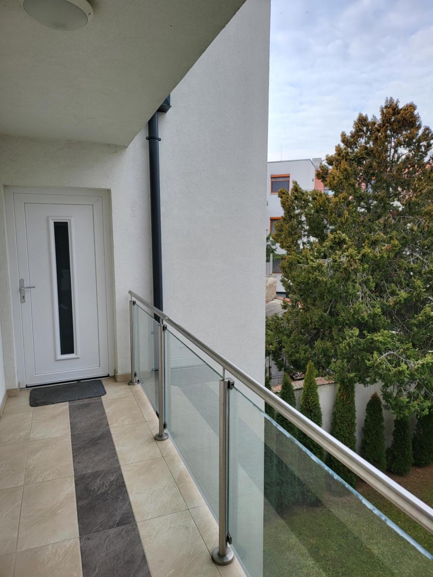 Triangol Apartman: Fuerdo, Belvaros, Egyetem Gyor Luaran gambar